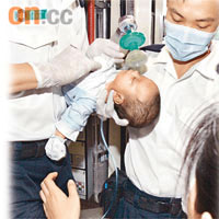 男嬰送院時已經昏迷，救護員需替他戴上氧氣罩協助呼吸。