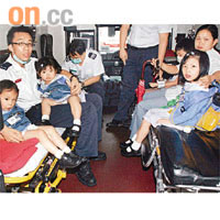 受傷的學童因受驚，送院時要由救護員抱着。