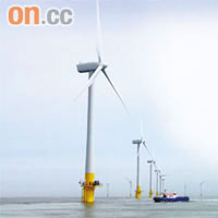 中電昨宣布在港興建最多六十七台海上風力發電機。圖中為英國的風力發電機。