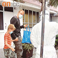 確診感染豬流感的澳洲男童從荃灣港安醫院轉往瑪嘉烈治療。	楊偉嶽攝
