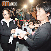 梁淑貞（左）與教育局開會後遞信予教育局代表。