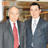李運強（左）同阿仔李文斌入場為愛駒「包裝大師」打氣，並呼籲股民小心。