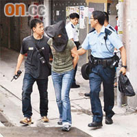 疑兇被押離現場時仍不斷喃喃自語。