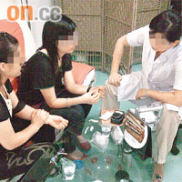 美容院職員（左）陪同記者到一間診所，由一名自稱醫生（右）講解以假體豐下巴手術。