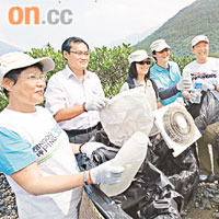 金民豪（右二）等人昨參加「世界環境日」活動，清潔東涌紅樹林。