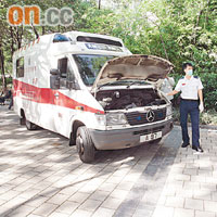 救護車死火無法開動，救護員一臉無奈。