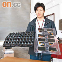 警方展示檢獲的電腦零件。