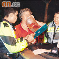 洋司機被警員調查時，仍不斷飲水。