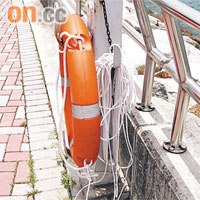 荃灣公園海濱長廊水泡的繩索竟然打結。