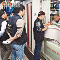 警方會定期派人巡查找換店。	資料圖片