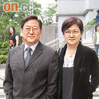 吳思遠昨與妻子一起到庭。
