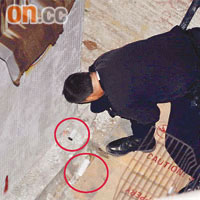 爆炸品處理科人員檢查懷疑是炸彈的兩支膠管（紅圈示）。