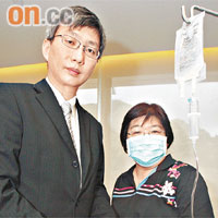 李家榮醫生示範為病人靜脈滴注雙磷酸鹽藥物。