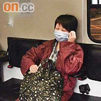 一戴口罩女病人由廣華醫院轉送瑪嘉烈傳染病中心醫院。