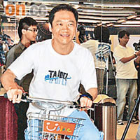 羊曉東騎着單車，宣傳台北單車旅遊計劃。
