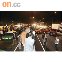 一批的士司機去年十二月堵塞北大嶼山公路抗議。	資料圖片