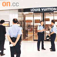 警員到險遭爆竊的LV店調查。