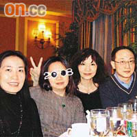 高大偉（右二）與同事間感情要好，卻遭逢不幸。	本報美國傳真