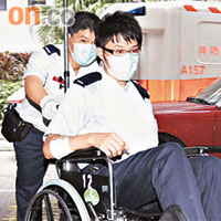 受傷警員由輪椅推入醫院治理。