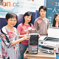 工聯會昨日送贈電腦套裝給五個有需要基層家庭及人士。	羅錦鴻攝