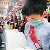 小朋友們注重個人衞生，在乘搭港鐵時亦戴上口罩防疫。	孫冰玉攝
