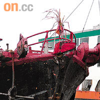 漁船船頭亦嚴重損毀。