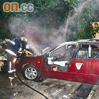 涉及傷人案的私家車被縱火焚毀。
