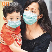 豬流感在本港出現社區爆發，家長昨帶年幼子女出外都戴上口罩。