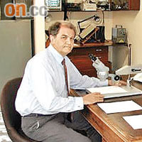 華懋筆迹專家Robert Radley