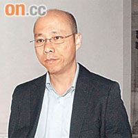 獲法庭預留旁聽位的男子，多次被記者追問是否為探員。