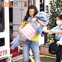 遭獨留家中女童由母親抱入急症室。