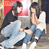 旺角大車禍一名女傷者坐在馬路邊掩面痛哭，由女友人安慰。	資料圖片