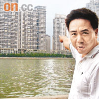 郭偉指着自己一手開發的樓盤,萬分憂傷。