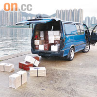 私梟逃走時棄下客貨車及走私貨物。警方提供圖片