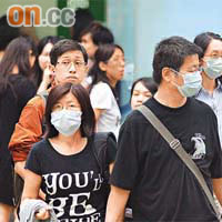 豬流感社區爆發,市民出街戴口罩防範。