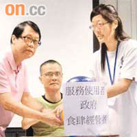 張國柱(左)要求政府加強推動無障礙食肆,強制連鎖式快餐店列入屋宇署設計指引的涵蓋範圍。