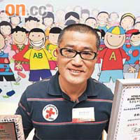 香港捐血紀錄保持者李錦強打破累積捐血四百二十五次的新紀錄。