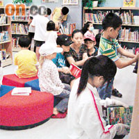 全港小學和幼稚園停課十四日，大批小學生湧到兒童圖書館消磨時間。