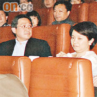 陳維安太太（右）電郵學校建議舉辦私人聚會形式的畢業禮，引起其他家長不滿。