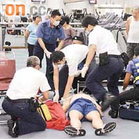 救護員即場為健身昏迷的男子急救。