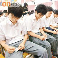 裘錦秋中學學生為范碧芳寫心意卡。