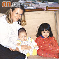 蔡明紹（中）在四月大時被收養，養母Jenny（左）形容他身體細小得只像數周大。 受訪者提供相片