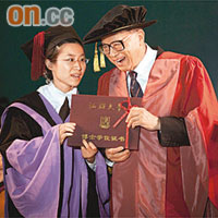 超人喺汕大畢業禮上，頒發博士學位證書畀其中一位博士畢業生。　