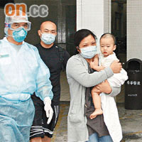 一名一歲大男童疑染流感，由醫護人員陪同送瑪嘉烈傳染病中心。