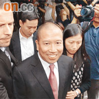 爭產案中主角陳振聰昨日打了一條棗紅色領呔現身法庭。