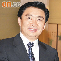 王榮表示正與港府研究擴大深圳居民來港的「一簽多行」計劃。