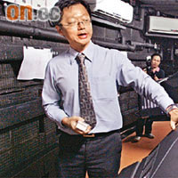 太空館館長陳己雄介紹藏在天象廳最新投影機。