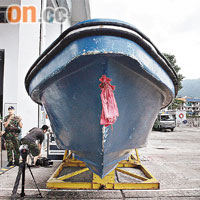 被水警扣留的大飛船底呈「深V」形，船頭仍掛有紅布。