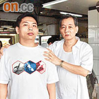 胡樹彬（左）和父親在法援署九龍分處外抗議。