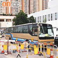 荃灣沙咀道的道路工程，雪糕筒與工地零距離，涉嫌違反指引。